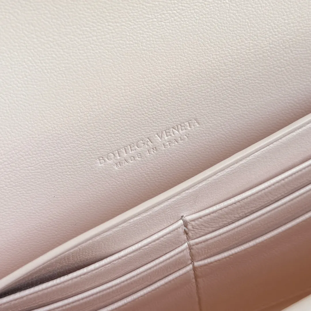 Batch 1720 Bottega Veneta clutch bags are shipping! The carefully crafted latch opening and closing is like a small key, giving us a sense of ritual every time we use this bag. The innovative design this time is to make the latch part into the shape of a small daisy. The originally elegant and restrained style instantly adds some playfulness, and matches with a skirt. Going out for a picnic or admiring the scenery will add to the overall look🌸🌸The heavily crafted daisy is lifelike and full of exquisiteness. The fixed rope is also decorated with a winding golden rope and a small leaf, echoing the daisy. The whole bag looks very coordinated. Style number: 836810 (741511) Size: 31*13*3cm